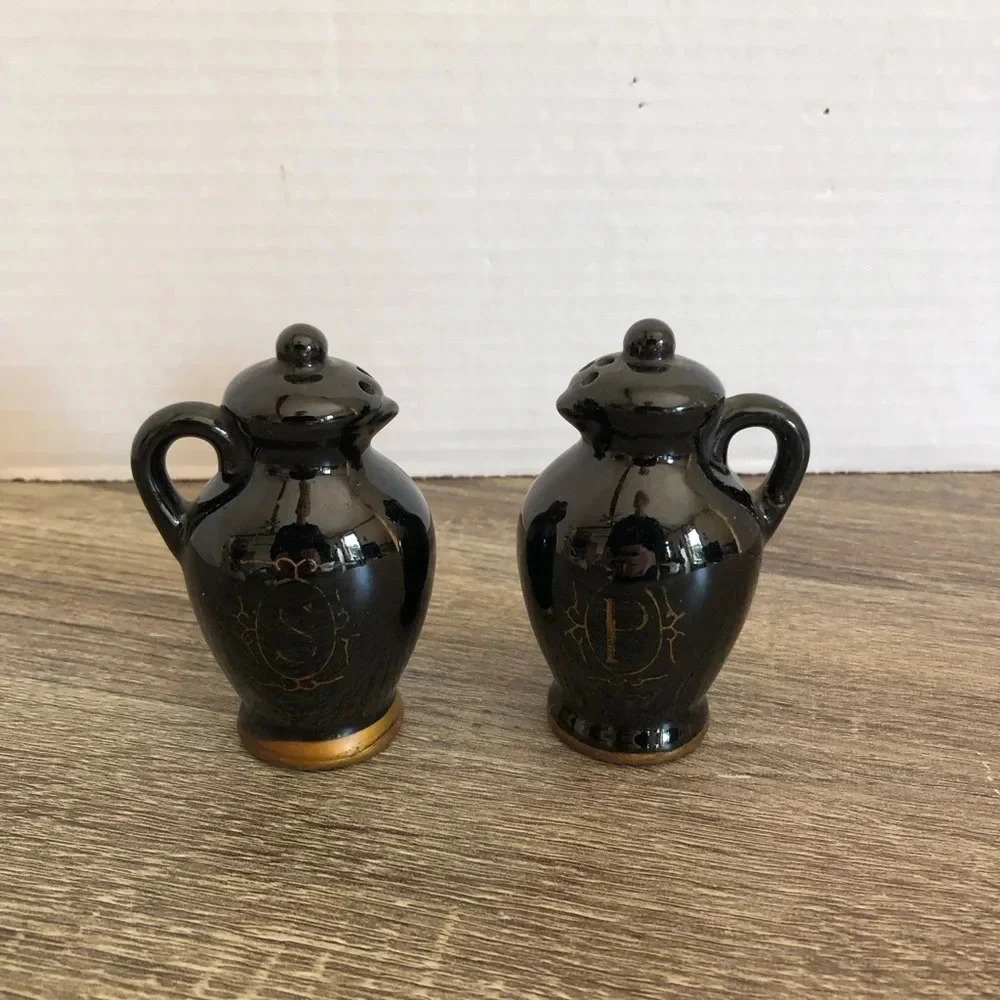 Vtg Novelty Salt and Pepper Shakers